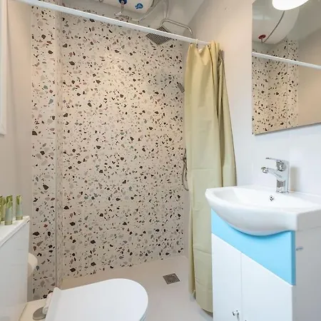 Apartment Zen-garden, Exarchia