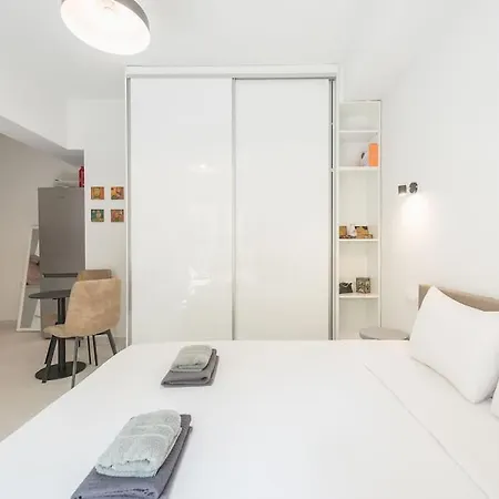 Apartment Zen-garden, Exarchia